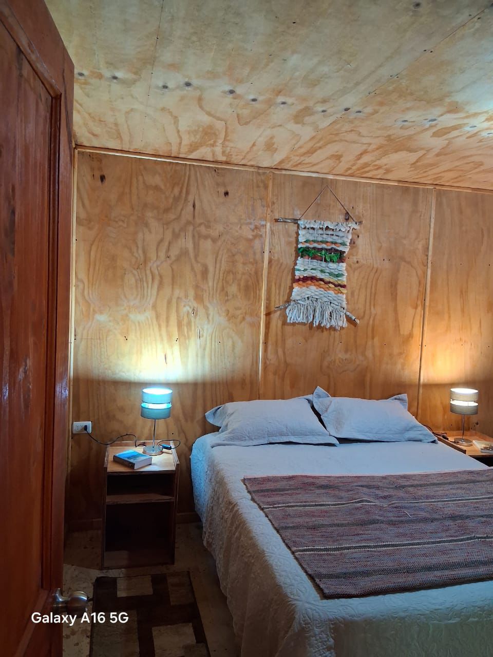 Cama blanca en habitación